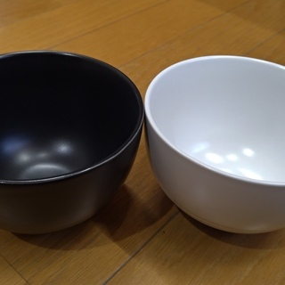 和食器　どんぶり小型２個　白黒色違い