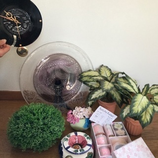 造花、飾り皿、アロマキャンドル、時計、灰皿