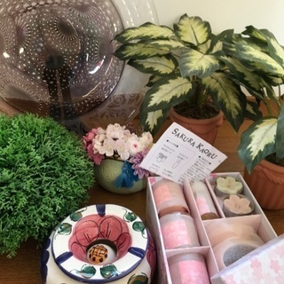 造花、飾り皿、アロマキャンドル、時計、灰皿の画像