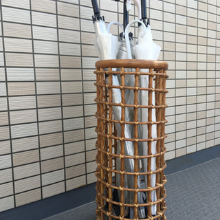 ラタンの傘立てとビニール傘二本