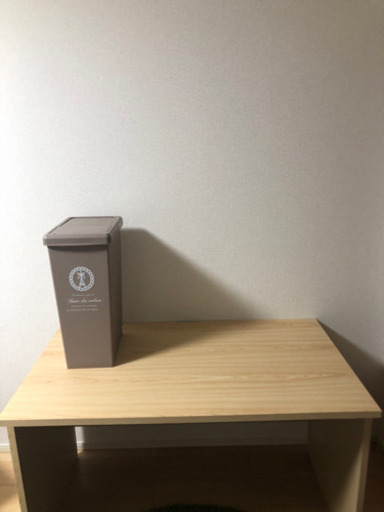 机とゴミ箱(予約済み)