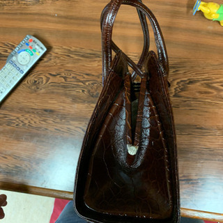 クロコダイル革のハンドバッグの画像