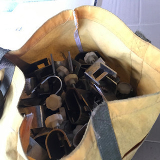 角バーを留める器具