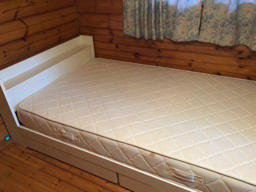 セミダブルベッド(マットレス付き)・引き出し収納、コンセント差し込み口あり