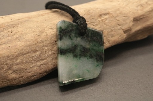 ★天然翡翠★原石から磨き上げた1点もの◆115.790ct◆紐ネックレス【宝石ソーティング付】