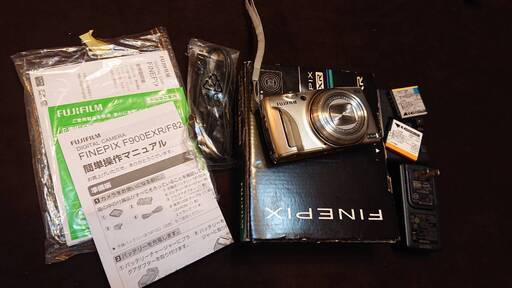 ★他で決定しました★デジタルカメラ【美品／オマケ付】FUJIFILM F900EXR シャンパンゴールド 1/2型1600万画素CMOSIIセンサー 光学20倍ズーム