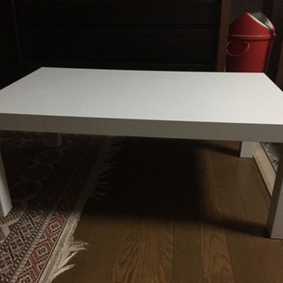 白色のテーブル(イケヤで購入)の画像