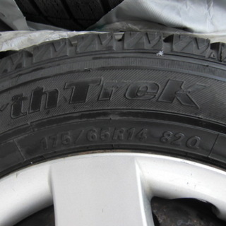 スタッドレスタイヤ美品（175/65R14）