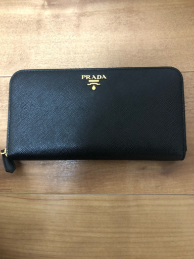 プラダ財布