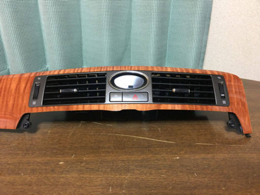 18マジェスタ 助手席側パネル　純正品