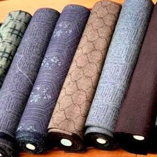 ガレージセール会場は青天井の広場に展開している段ボールに入った反...