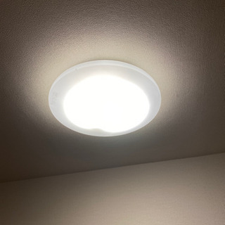 二段式ゴミ箱、洗濯機用収納ラック、シーリングライトの画像