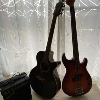 ギターとベースとアンプの画像