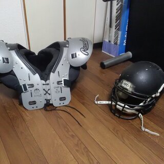 アメフトの防具とヘルメット（練習用）をお譲りします。
