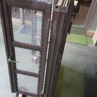 トーヨーサッシ アルミサッシ ガラリ雨戸 窓 新品未使用の画像