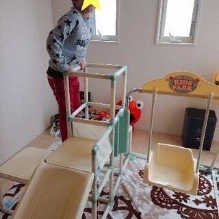 室内用ジム滑り台ブランコ鉄棒の画像
