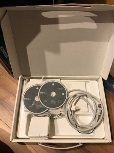 ★受付終了★MacBook Mid 2010 白