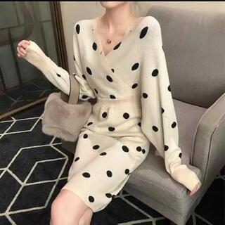 ドット柄ニットワンピース(春物シーズン)の画像