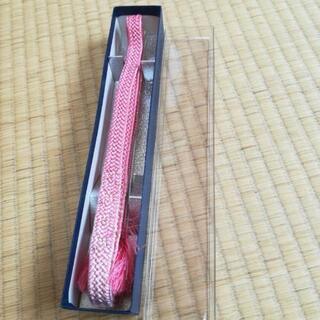 赤の重ね衿、赤オレンジ色帯揚げ、帯締の画像