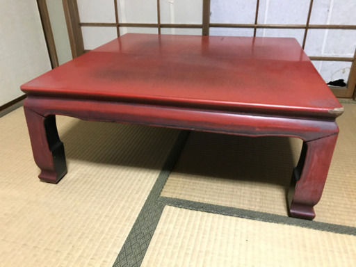 古い漆塗りのテーブル