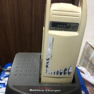 電動自転車のバッテリー、充電器の画像