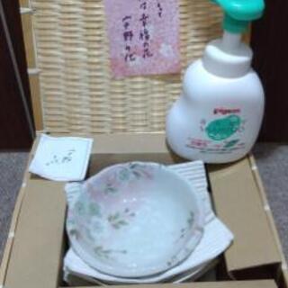 食器セットとベビーシャンプーの画像