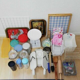 新生活キッチングッズ　調理器具、保存容器、計り等