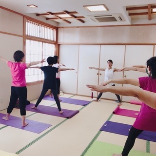 体の硬い人向けヨガの画像