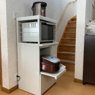 米櫃付きレンジ台、オーブンレンジ、炊飯器、電気ポット　ついてきます。