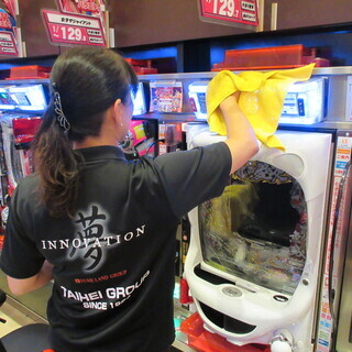 パチンコ店　開店前清掃の画像