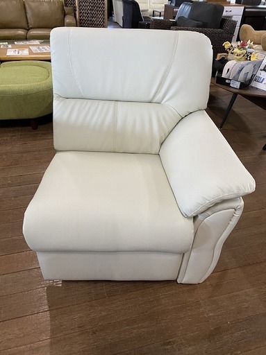 モーションソファー左肘のみ　新品のセット外れです。合成皮革　アイボリー色