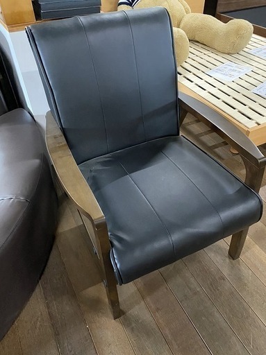 ソファー黒！一人掛け！木製肘掛け！合成皮革！展示現品！