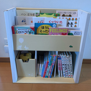 ダンボールの絵本棚