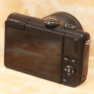 ☆新品級＆すぐ使えるSD付☆キヤノン EOS M100 レンズキット