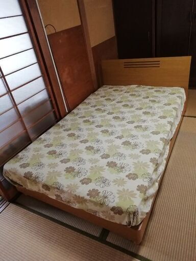セミダブルの木製ベッド