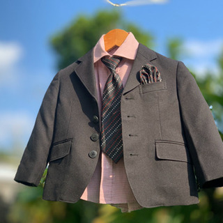 お子様のパーティや式服などにいかがでしょうか？淡めのワインカラー