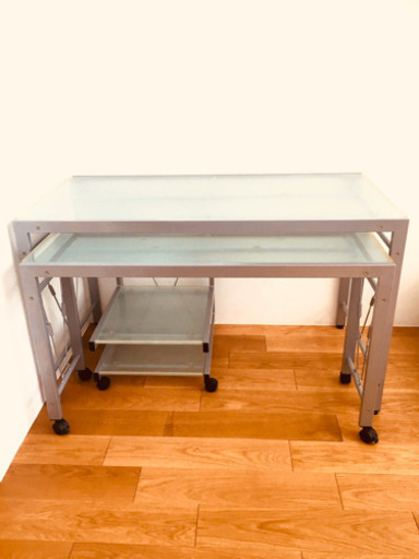 【値下げ‼️】ガラス天板のスチール製PCデスク サブデスク&プリンタ用棚付き
