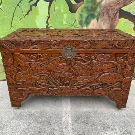 中国家具　全ての面に蓮の彫刻あり　衣装ケース　アンティーク