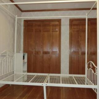 【取引中】 天蓋付き白シングルパイプベッドの画像