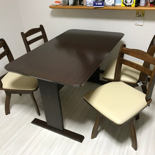 ニトリのダイニングテーブル+椅子4個