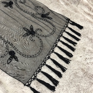 結婚式にどうですか？一回使用のみ、とても綺麗なショール！黒レースに、可愛いビーズの刺繍の画像