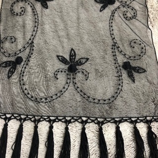 結婚式にどうですか？一回使用のみ、とても綺麗なショール！黒レースに、可愛いビーズの刺繍の画像