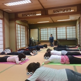 体の硬い人向けヨガの画像