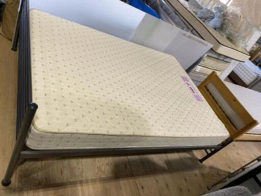 セミダブルベット　マットレス付き