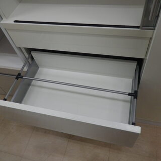 【値下げしました♪】参考定価¥298,000 karimoku カリモク 2面 食器棚 幅134.5cm☓奥行45cm☓高さ191cm ソフトクローザー  大容量の画像