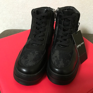 黒いハイカットスニーカー　迷彩の画像