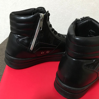 黒いハイカットスニーカー　迷彩の画像