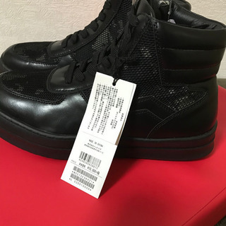 黒いハイカットスニーカー　迷彩の画像