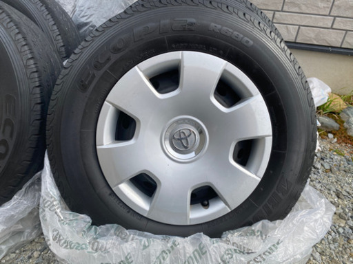 200系ハイエース  純正タイヤ4本　ホイールキャップ付き　中古