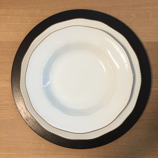 Wooden dining place settings 木製のダイニングの設定